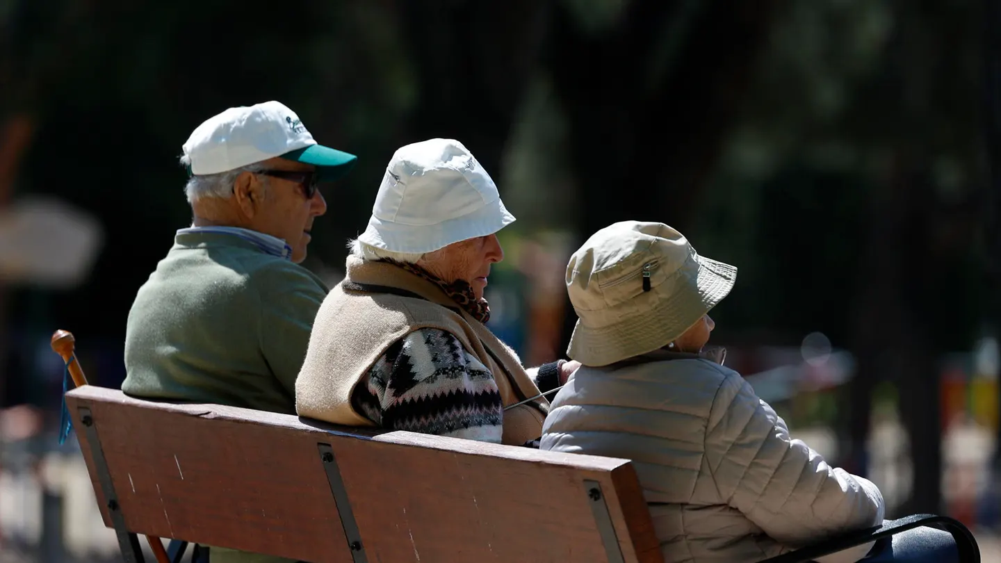 Personas mayores descansando en un banco Personas mayores descansando en un banco