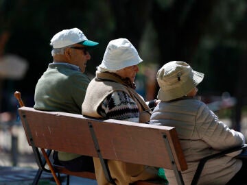 Personas mayores descansando en un banco