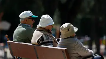 Personas mayores descansando en un banco Personas mayores descansando en un banco