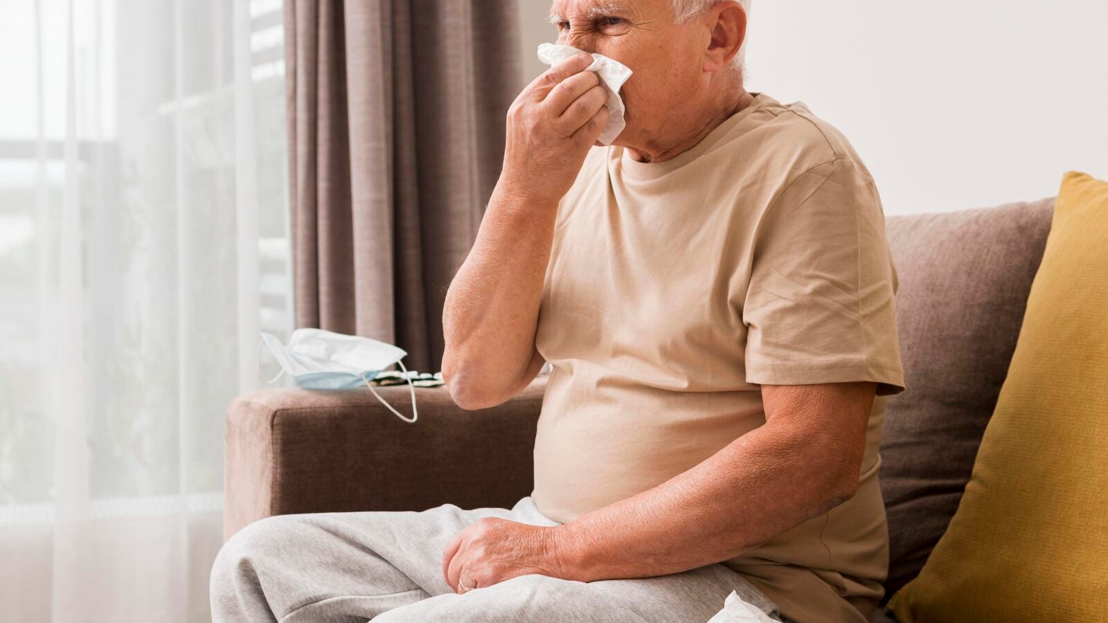 Los casos de gripe siguen descendiendo, pero la presión en los hospitales continúa