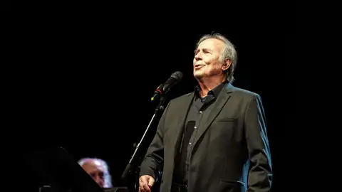 El cantautor español Joan Manuel Serrat El cantautor español Joan Manuel Serrat