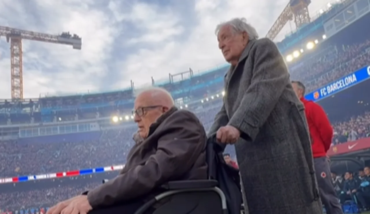 Dos de los socios más antiguos del Barça hacen el saque de honor en un partido de regreso al Camp Nou