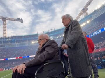 Dos de los socios m&aacute;s antiguos del Bar&ccedil;a hacen el saque de honor en un partido de regreso al Camp Nou
