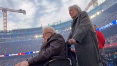 El emocionante saque de honor de dos de los socios más antiguos del Barça en el Camp Nou