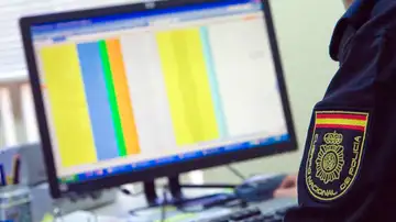 Un miembro del Grupo de Delitos Telemáticos de la Policía Nacional Un miembro del Grupo de Delitos Telemáticos de la Policía Nacional