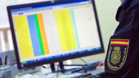 Un miembro del Grupo de Delitos Telemáticos de la Policía Nacional Un miembro del Grupo de Delitos Telemáticos de la Policía Nacional