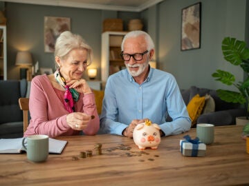 Pareja mayor contando ahorros