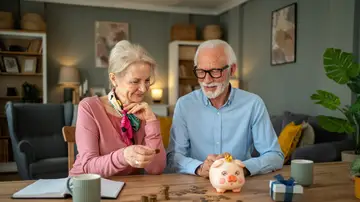 Pareja mayor contando ahorros Pareja mayor contando ahorros