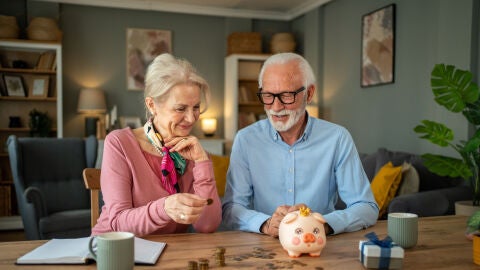 Pareja mayor contando ahorros