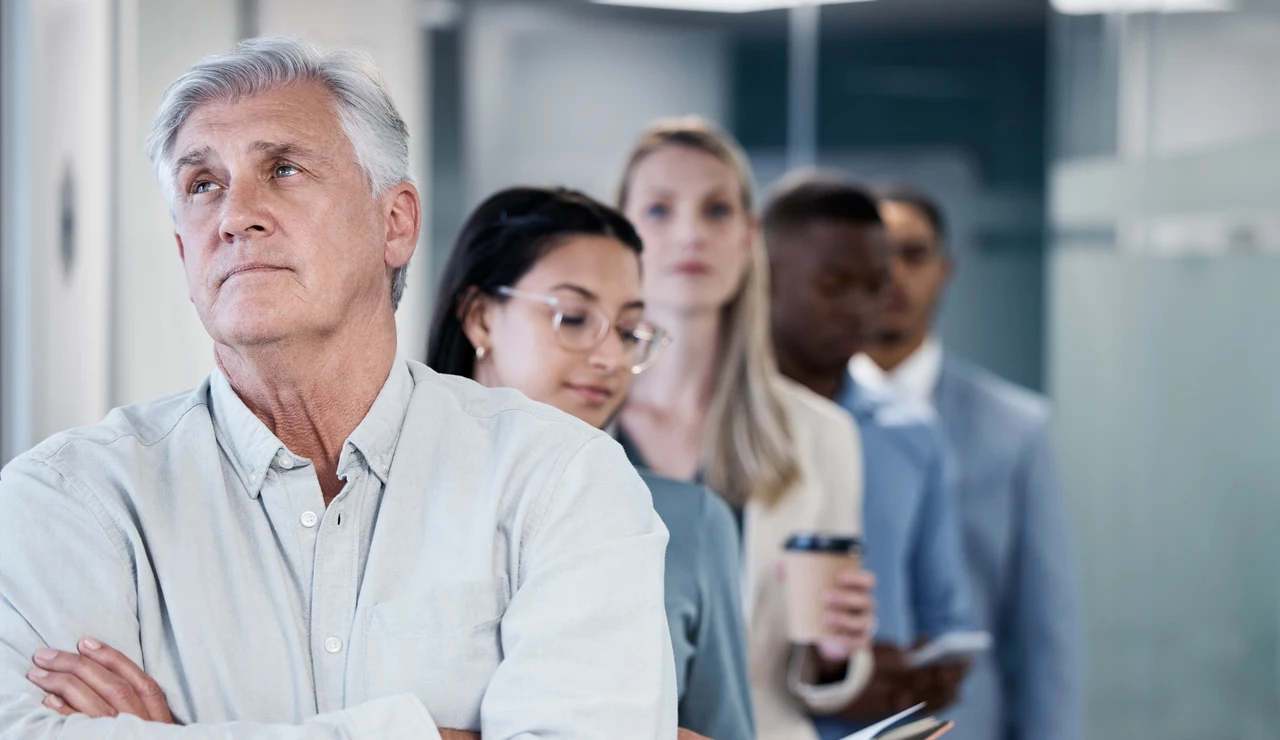 Hombre mayor buscando empleo