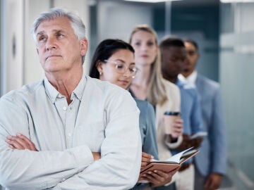 Hombre mayor buscando empleo