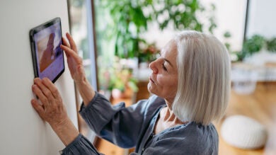 Urinarios inteligentes y chatbots contra el alzheimer, la tecnología que se alía con las personas mayores