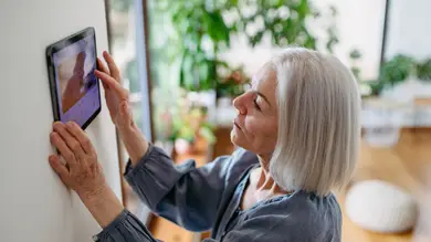 Urinarios inteligentes y chatbots contra el alzheimer, la tecnología que se alía con las personas mayores Urinarios inteligentes y chatbots contra el alzheimer, la tecnología que se alía con las personas mayores