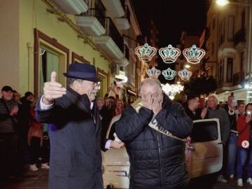 Le monta una jubilaci&oacute;n &eacute;pica a su mejor amigo con actuaci&oacute;n de King &Aacute;frica incluida