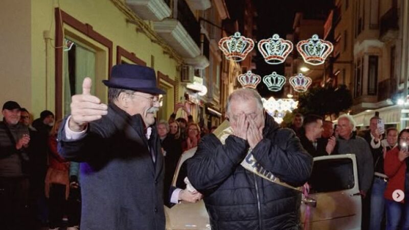 Le monta una jubilación épica a su mejor amigo, moviliza a media ciudad y acaba con actuación de King África incluida