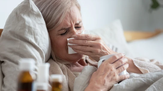 Mujer mayor con gripe Mujer mayor con gripe