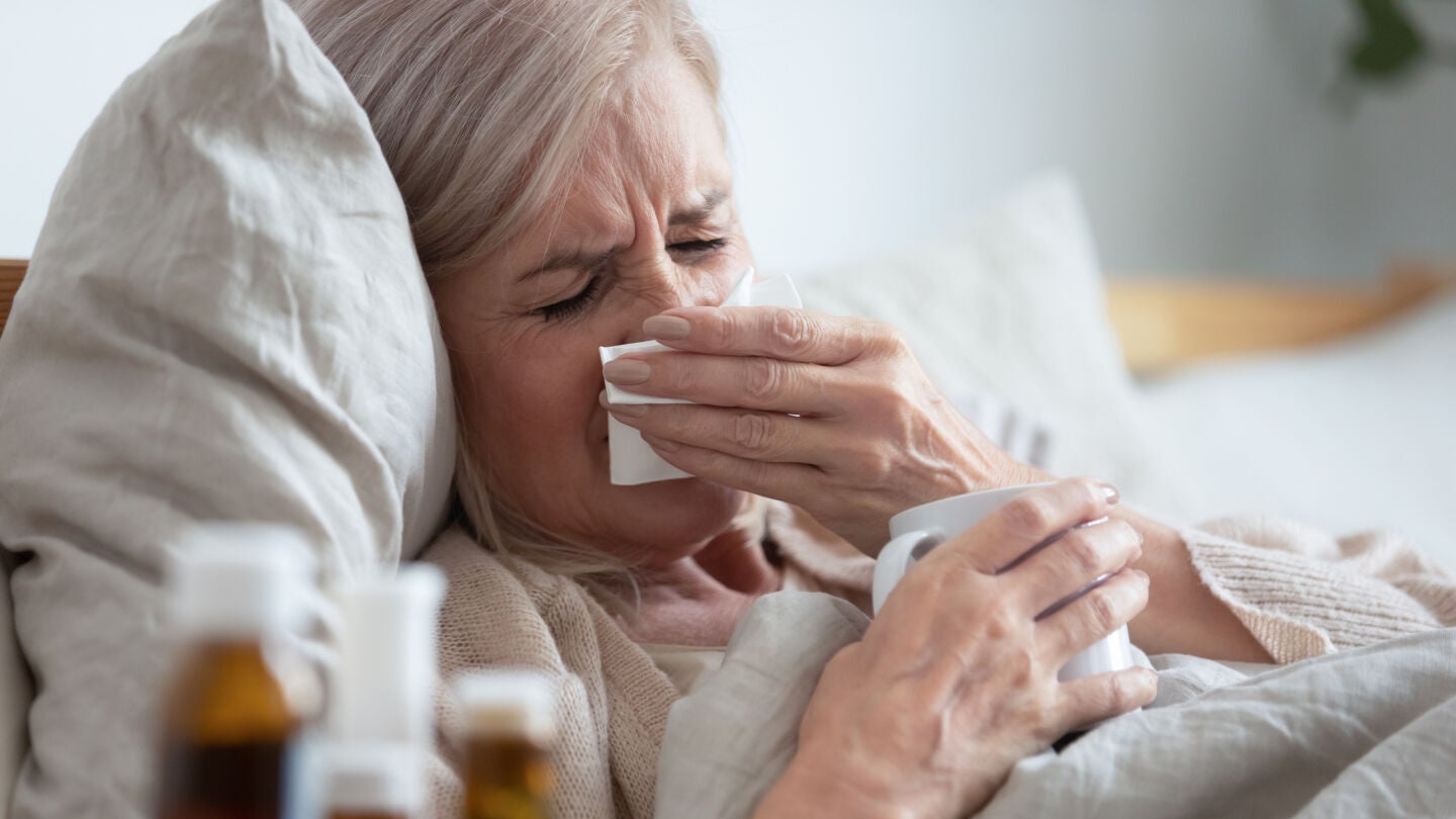 Mujer mayor con gripe