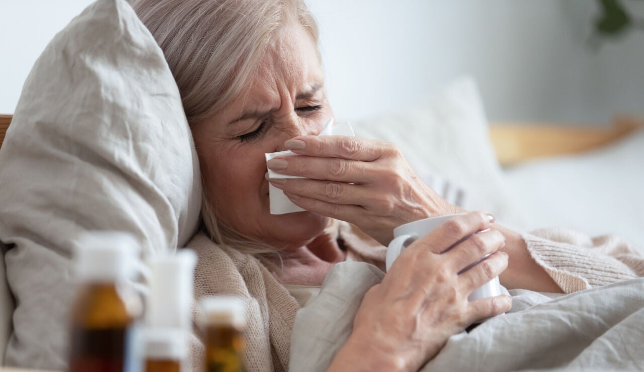 Mujer mayor con gripe