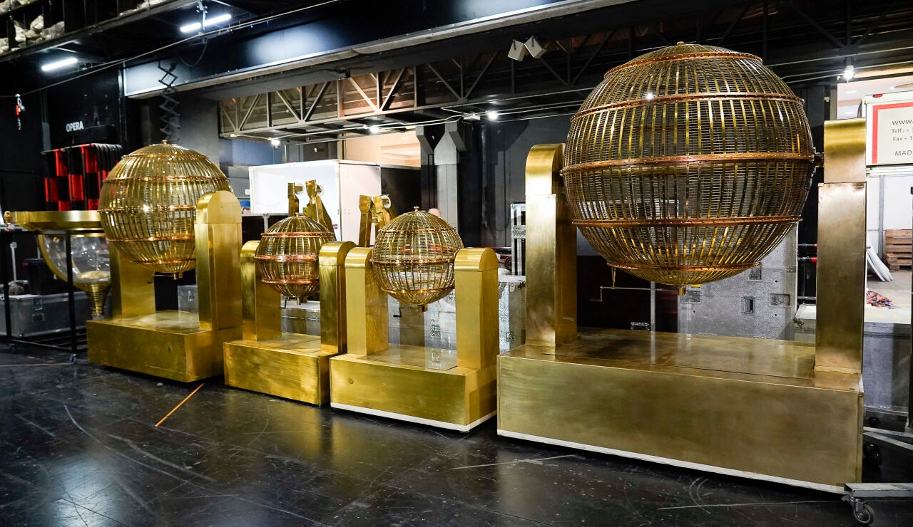 Los bombos y el resto de elementos del sorteo de la loter&iacute;a de Navidad 2025 ya est&aacute;n en el Teatro Real de Madrid