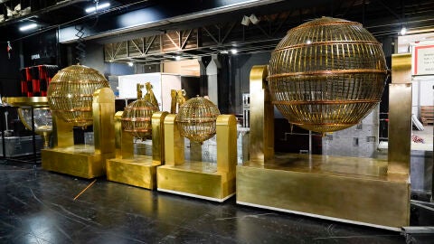 Los bombos y el resto de elementos del sorteo de la loter&iacute;a de Navidad 2025 ya est&aacute;n en el Teatro Real de Madrid