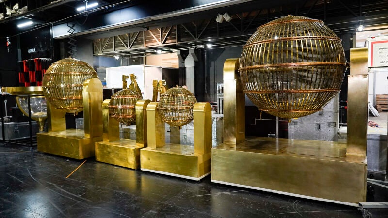 Los bombos y el resto de elementos del sorteo de la lotería de Navidad 2025 ya están en el Teatro Real de Madrid