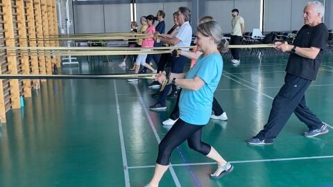 Un grupo de personas mayores participa en el ensayo