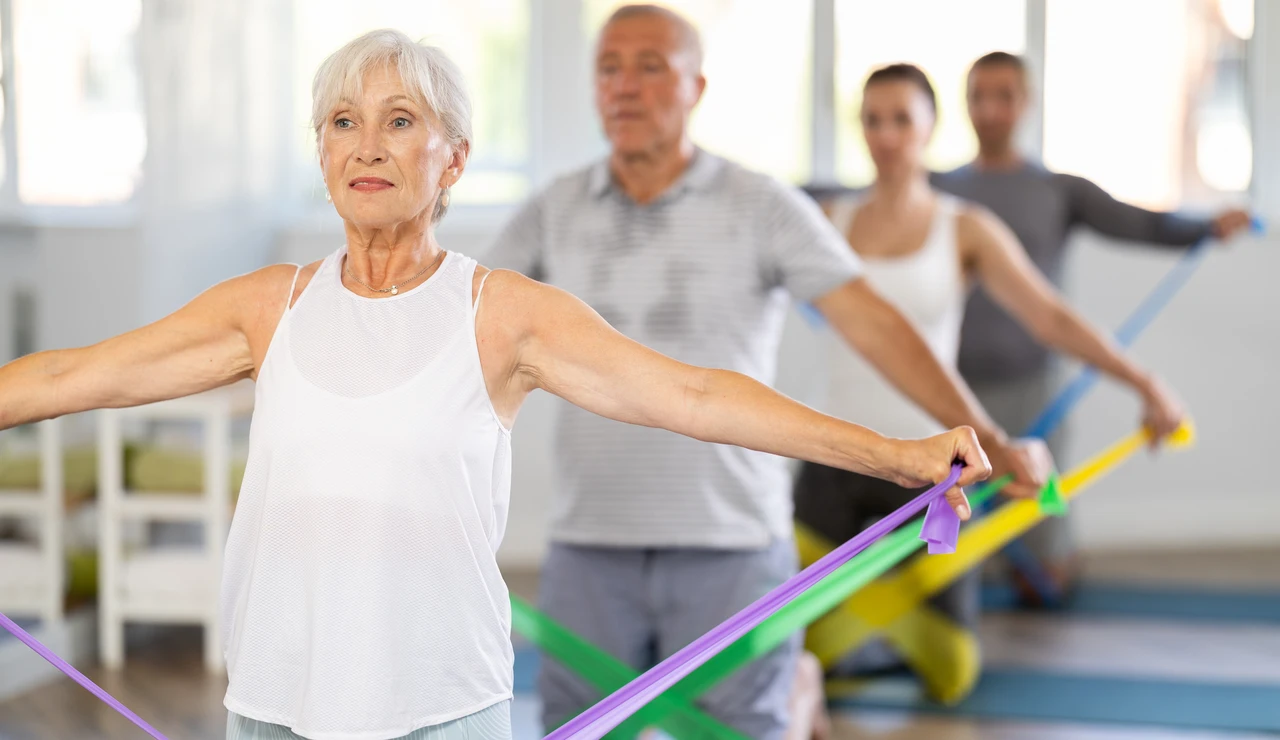 Personas mayores haciendo ejercicio con bandas elásticas