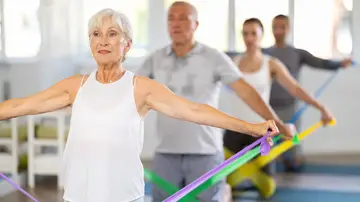 Personas mayores haciendo ejercicio con bandas elásticas Personas mayores haciendo ejercicio con bandas elásticas