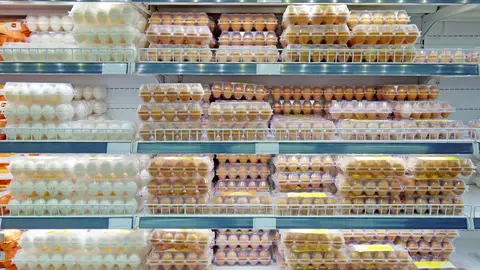 Estantería de huevos en el supermercado Estantería de huevos en el supermercado