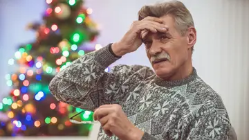 Hombre con dolor de cabeza en Navidad Hombre con dolor de cabeza en Navidad