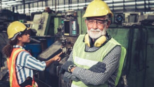 Hombre mayor trabajando en una f&aacute;brica