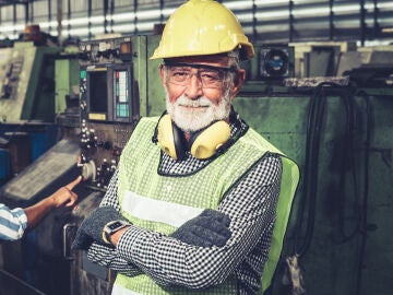 Hombre mayor trabajando en una f&aacute;brica