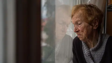 Mujer mayor sola Mujer mayor sola