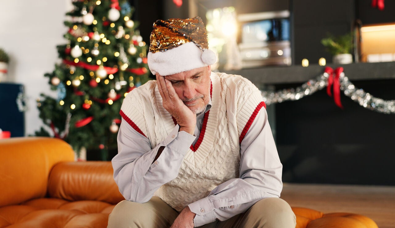Hombre mayor solo en Navidad