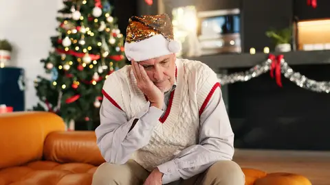 Hombre mayor solo en Navidad Hombre mayor solo en Navidad