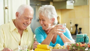 Pareja mayor disfrutando de una comida