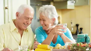 Pareja mayor disfrutando de una comida