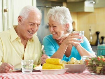 Pareja mayor disfrutando de una comida