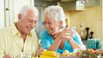 Pareja mayor disfrutando de una comida