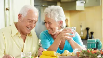 Pareja mayor disfrutando de una comida Pareja mayor disfrutando de una comida