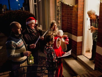 Personas cantando villancicos