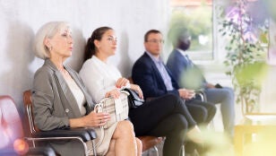 Mujer mayor esperando una entrevista de trabajo
