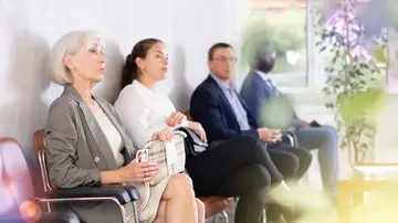 Mujer mayor esperando una entrevista de trabajo Mujer mayor esperando una entrevista de trabajo