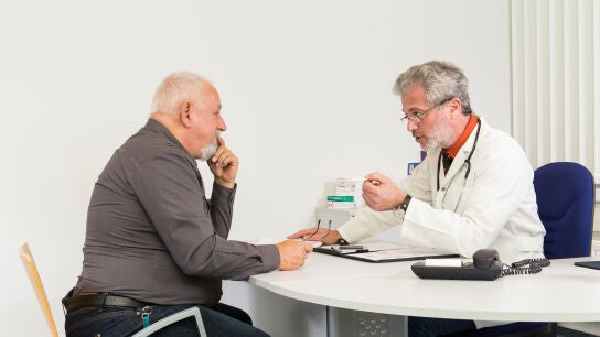 Hombre mayor consultando al m&eacute;dico