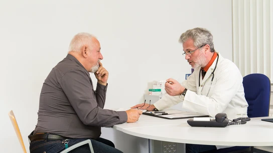Hombre mayor consultando al médico Hombre mayor consultando al médico
