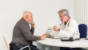 Hombre mayor consultando al m&eacute;dico