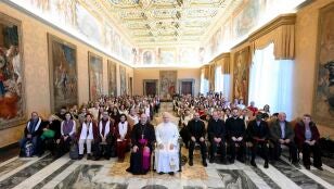 Imagen facilitada por los Medios Vaticanos muestra al Papa Le&oacute;n XIV durante un encuentro con un grupo de peregrinos espa&ntilde;oles 