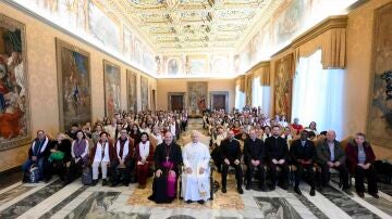 Imagen facilitada por los Medios Vaticanos muestra al Papa Le&oacute;n XIV durante un encuentro con un grupo de peregrinos espa&ntilde;oles 