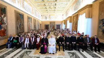 Imagen facilitada por los Medios Vaticanos muestra al Papa León XIV durante un encuentro con un grupo de peregrinos españoles Imagen facilitada por los Medios Vaticanos muestra al Papa León XIV durante un encuentro con un grupo de peregrinos españoles