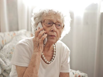 Mujer mayor llamando preocupada